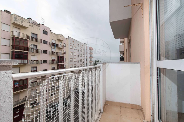 Apartamento T2 para Venda em Carregado e Cadafais Foto 15
