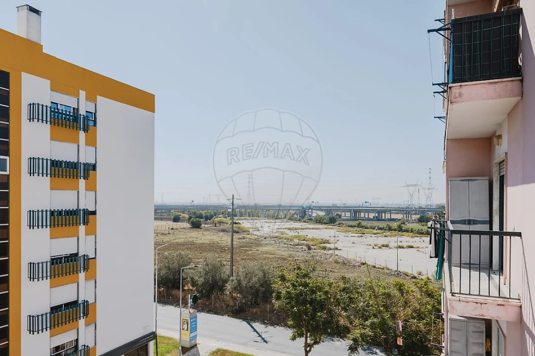 Apartamento T2 para Venda em Carregado e Cadafais Foto 9