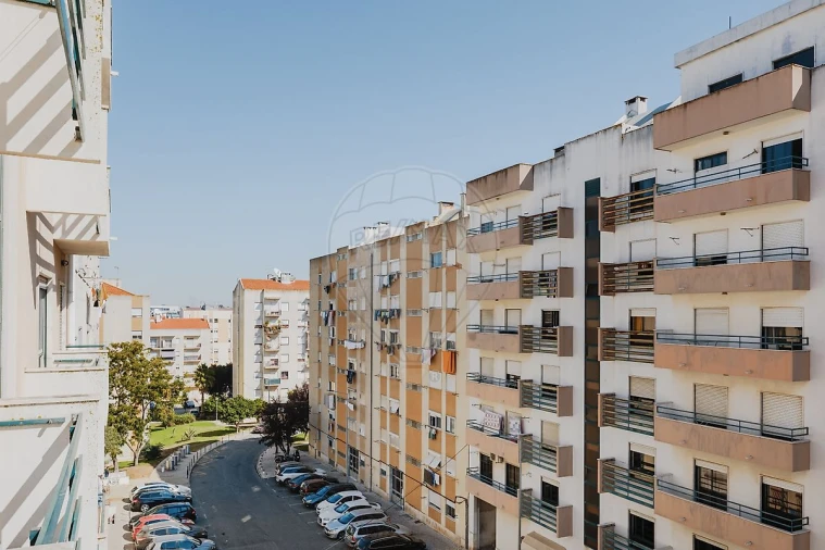 Apartamento T2 para Venda em Carregado e Cadafais Foto 11