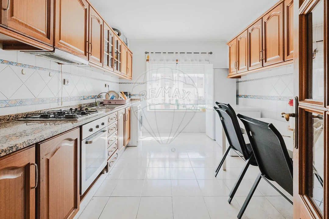 Apartamento T2 para Venda em Carregado e Cadafais Foto 24