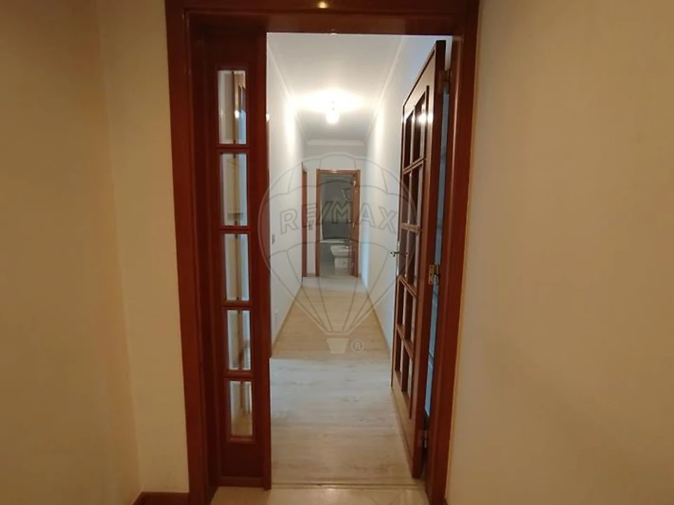 Apartamento T2 para Arrendamento em Casal de Cambra Foto 19