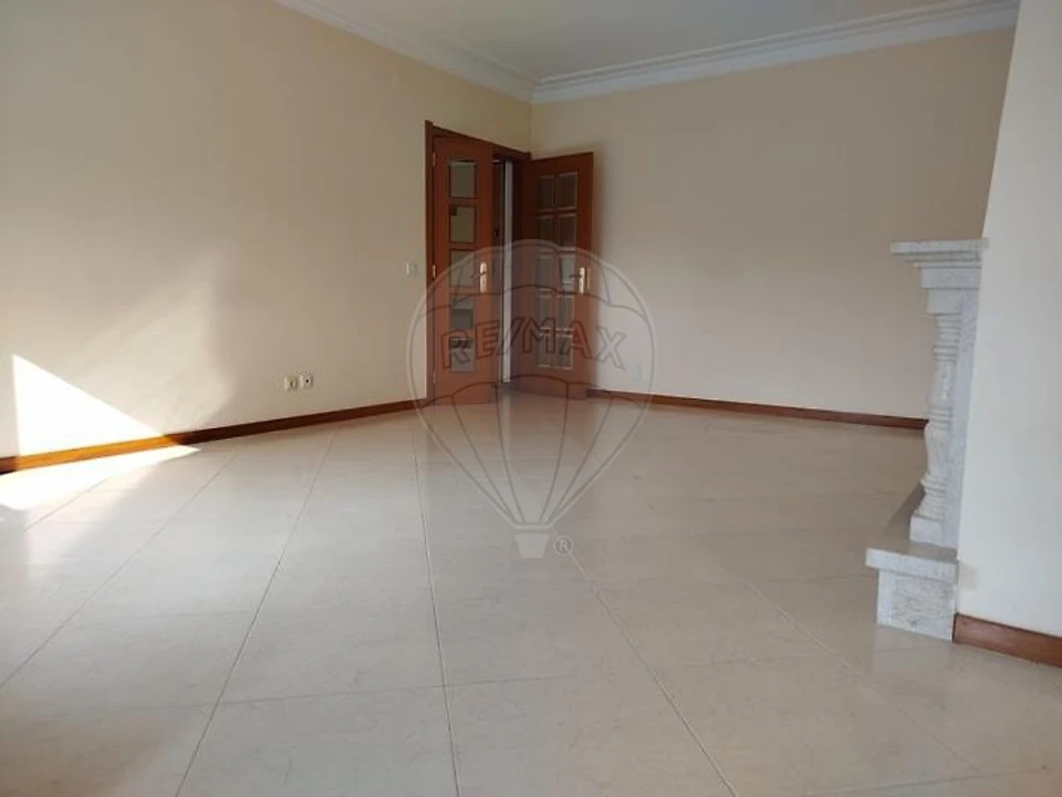 Apartamento T2 para Arrendamento em Casal de Cambra Foto 9