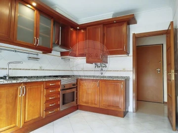 Apartamento T2 para Arrendamento em Casal de Cambra