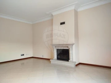 Apartamento T2 para Arrendamento em Casal de Cambra