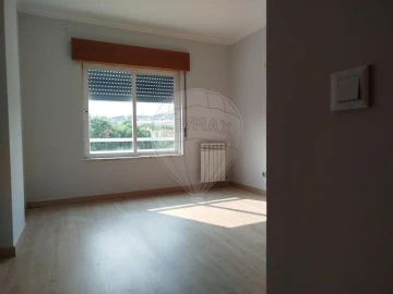 Apartamento T2 para Arrendamento em Casal de Cambra