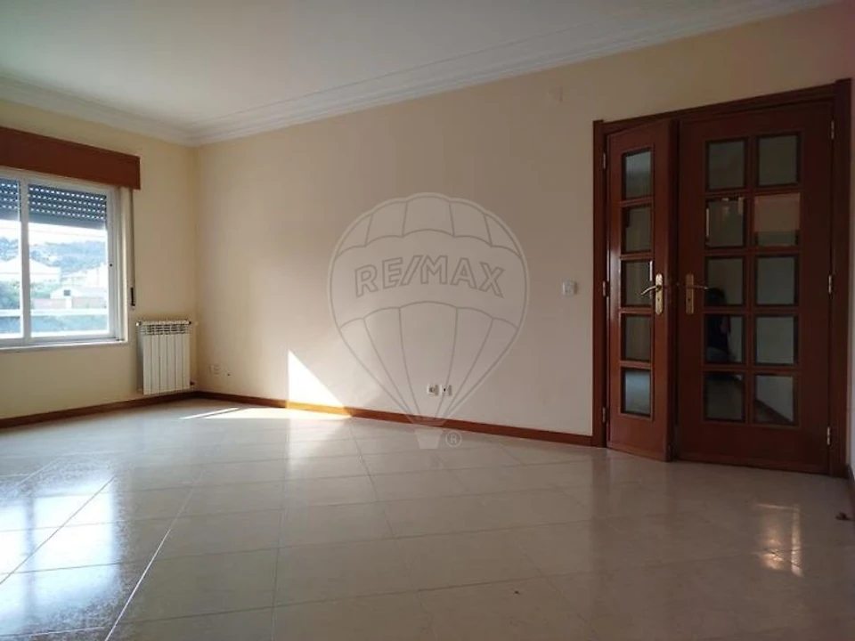 Apartamento T2 para Arrendamento em Casal de Cambra Foto 8