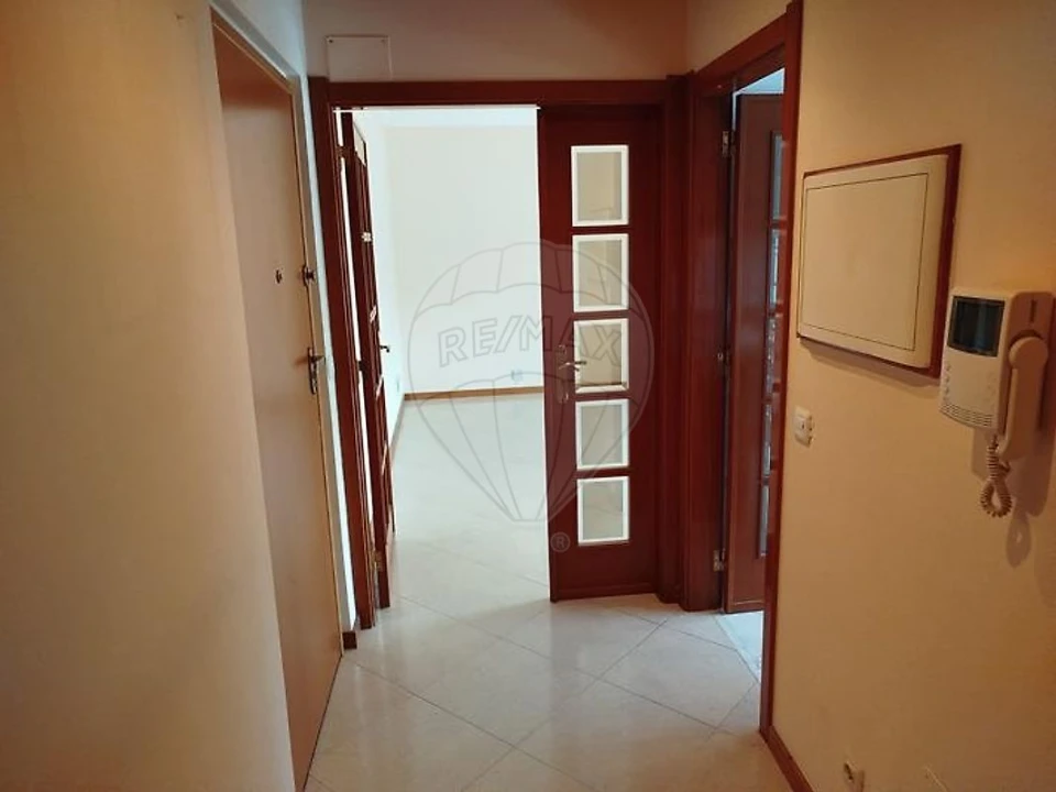 Apartamento T2 para Arrendamento em Casal de Cambra Foto 3