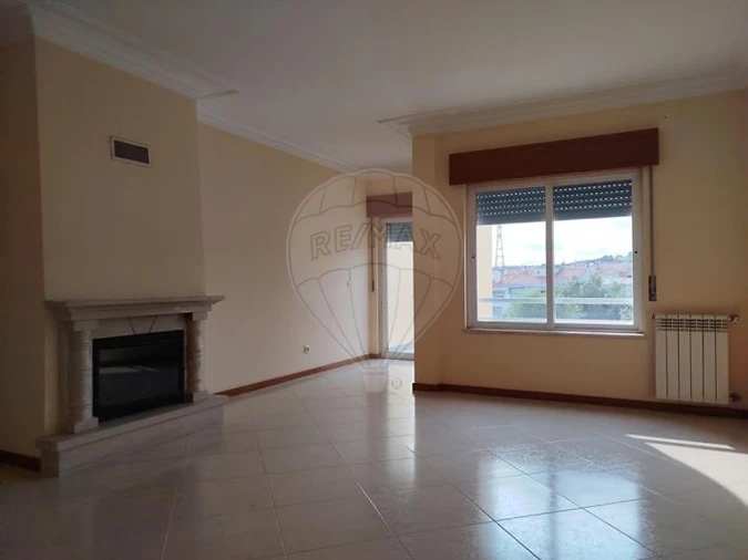 Apartamento T2 para Arrendamento em Casal de Cambra Foto 7