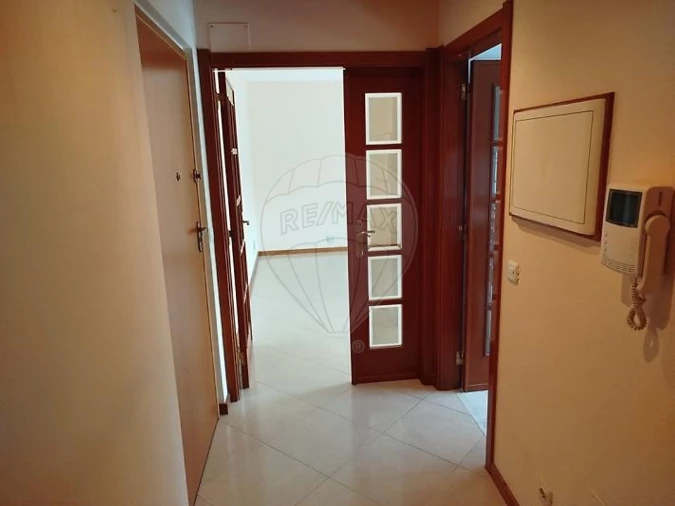 Apartamento T2 para Arrendamento em Casal de Cambra Foto 3