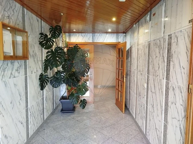 Apartamento T2 para Arrendamento em Casal de Cambra Foto 5