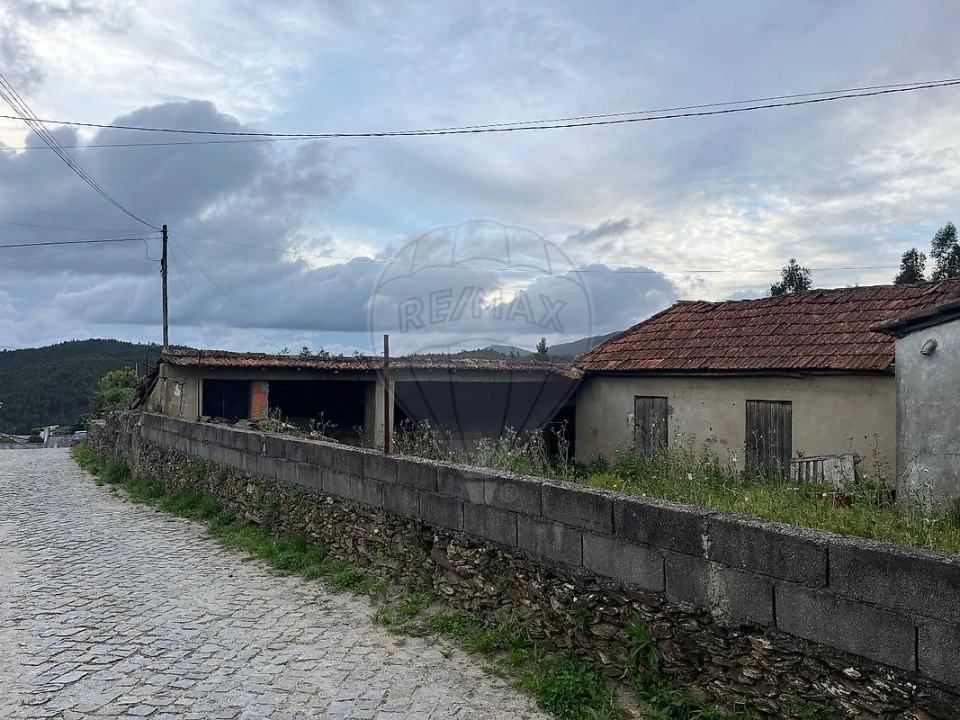 Moradia T3 para Venda em Rio Mau Foto 1