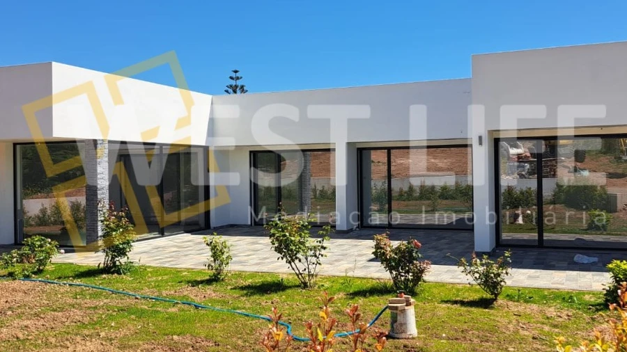Moradia T4 para Venda em Azueira e Sobral da Abelheira