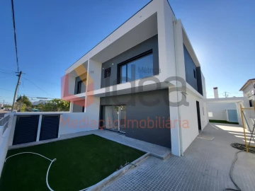 Moradia T3 para Venda em Fernao Ferro