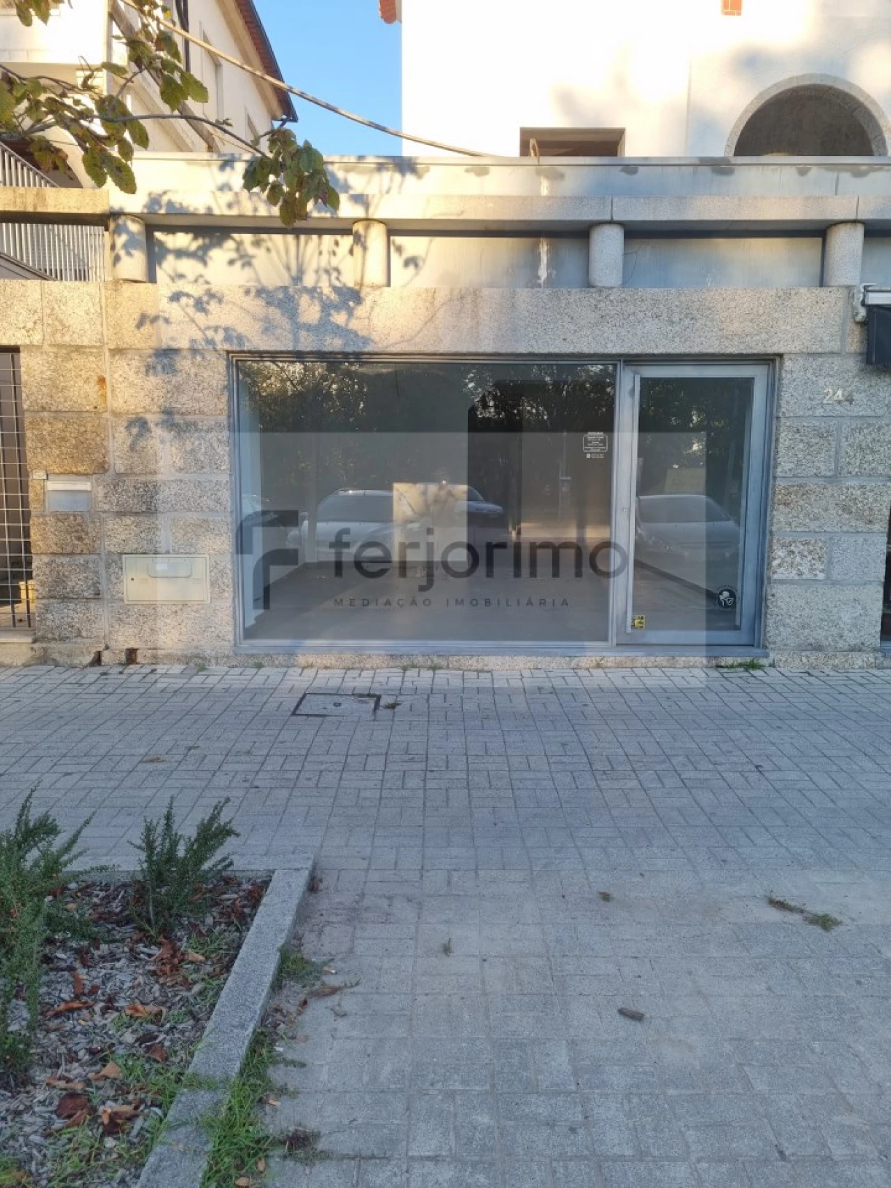 Loja para Arrendamento em Azurem Foto 2