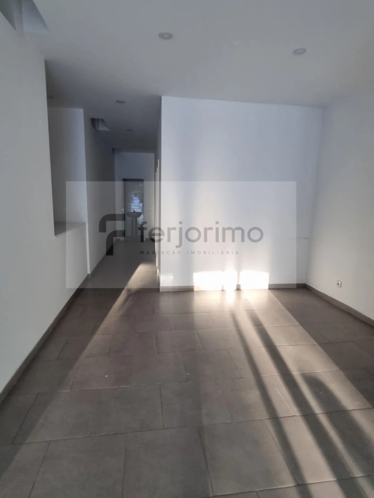 Loja para Arrendamento em Azurem Foto 5