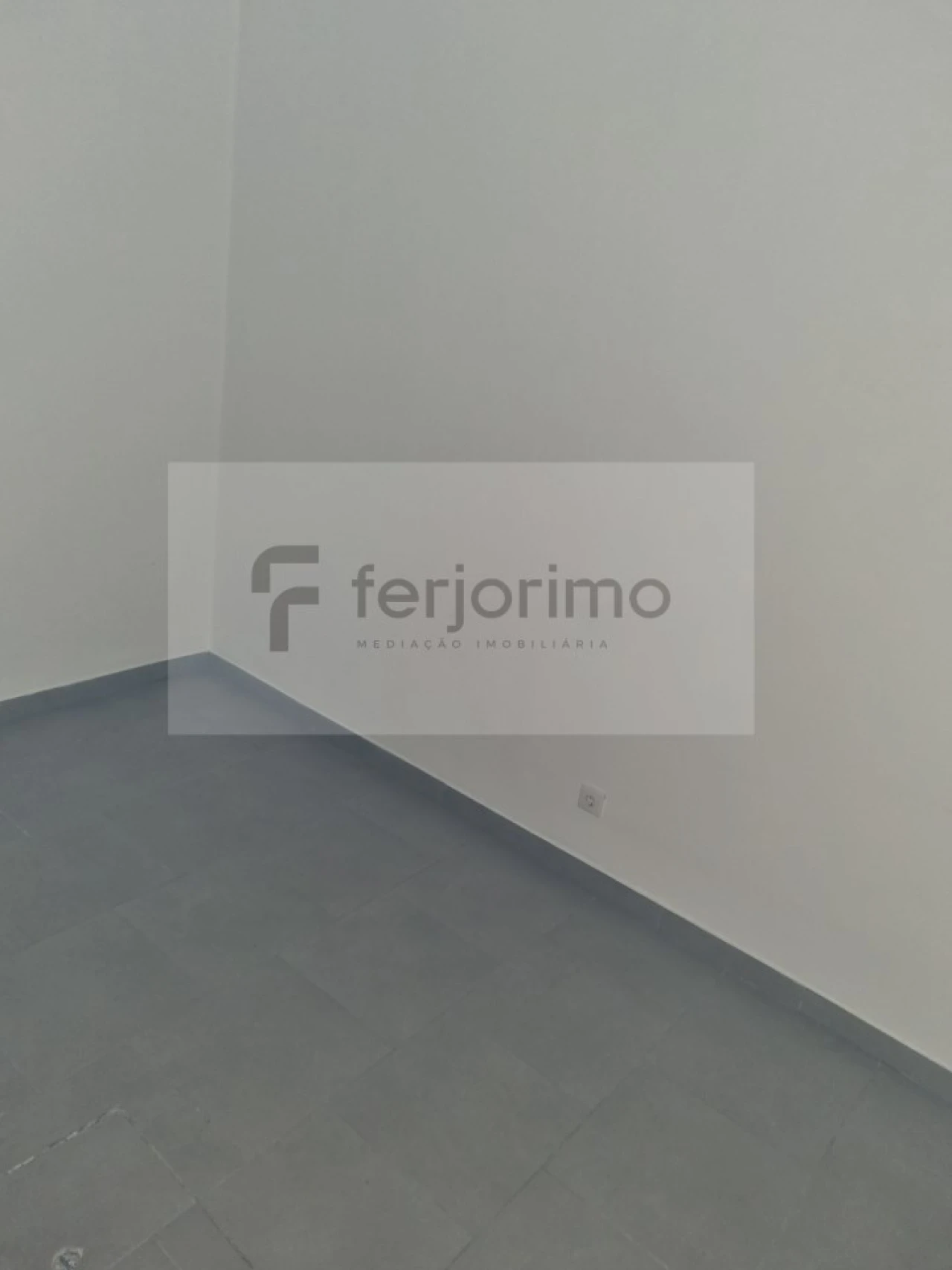 Loja para Arrendamento em Azurem Foto 7