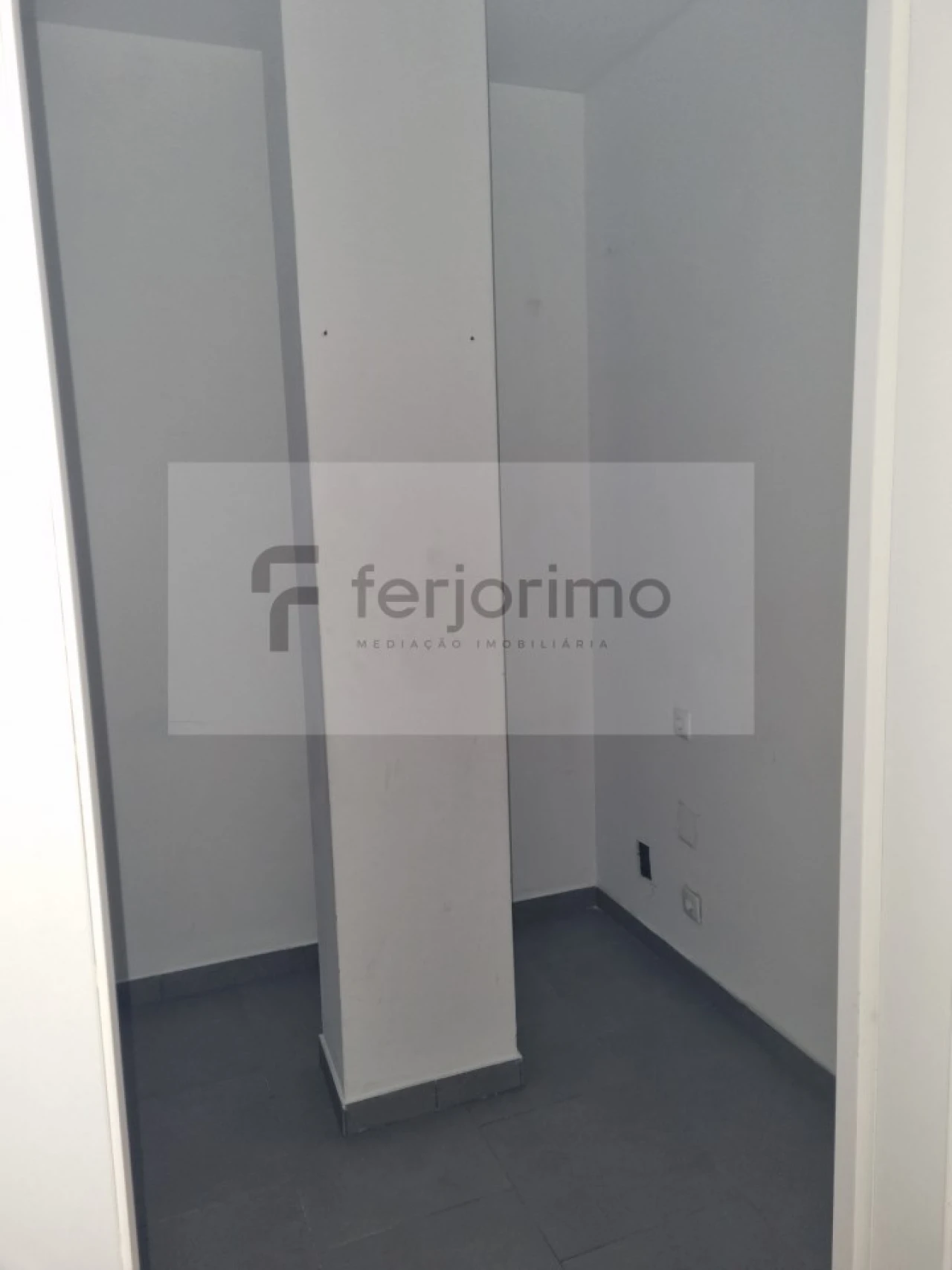 Loja para Arrendamento em Azurem Foto 8