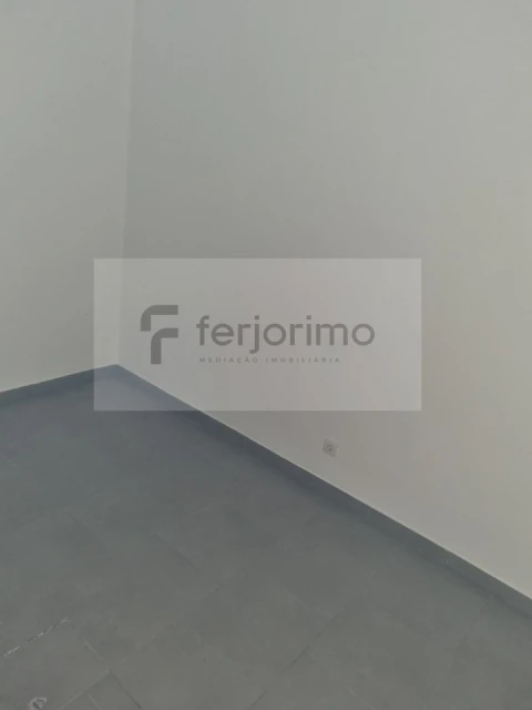 Loja para Arrendamento em Azurem