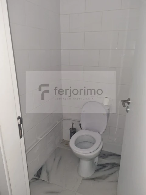 Loja para Arrendamento em Azurem