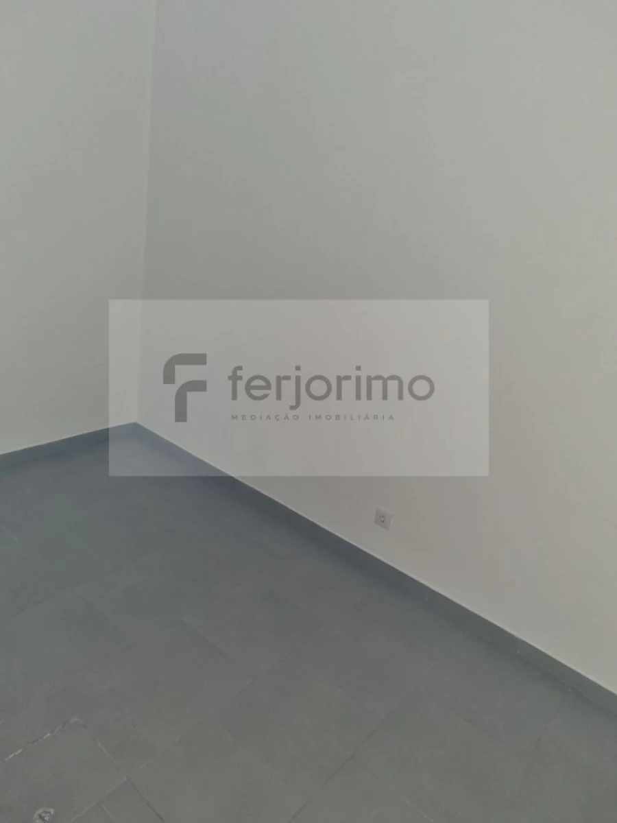 Loja para Arrendamento em Azurem Foto 7