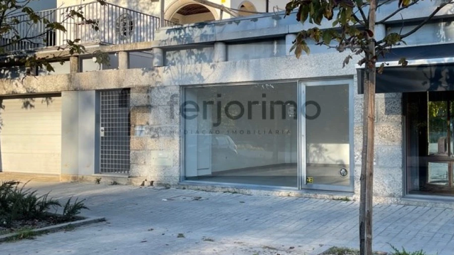 Loja para Arrendamento em Azurem