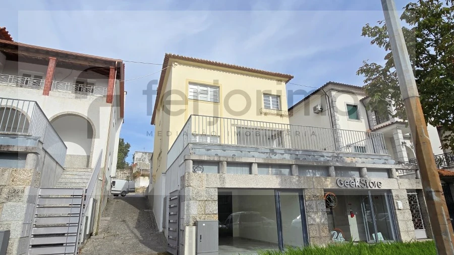 Loja para Arrendamento em Oliveira, São Paio e São Sebastião