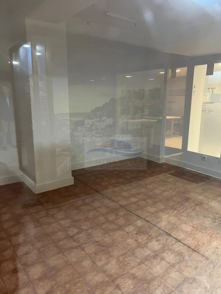 Loja para Venda em Pontinha e Famões Foto 3