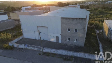 Armazém para Venda em Miragaia e Marteleira