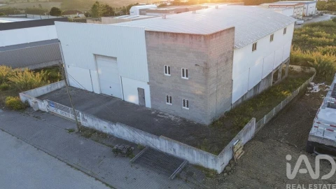 Armazém para Venda em Miragaia e Marteleira