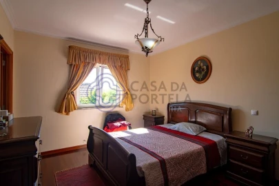 Moradia T5 para Venda em Mentrestido