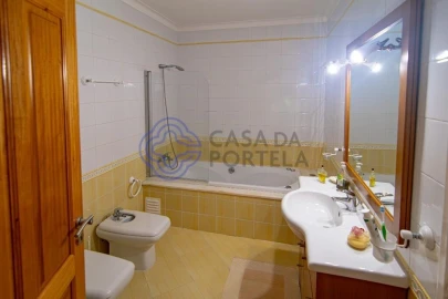 Moradia T5 para Venda em Mentrestido