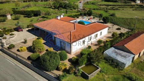 Moradia T5 para Venda em Mentrestido