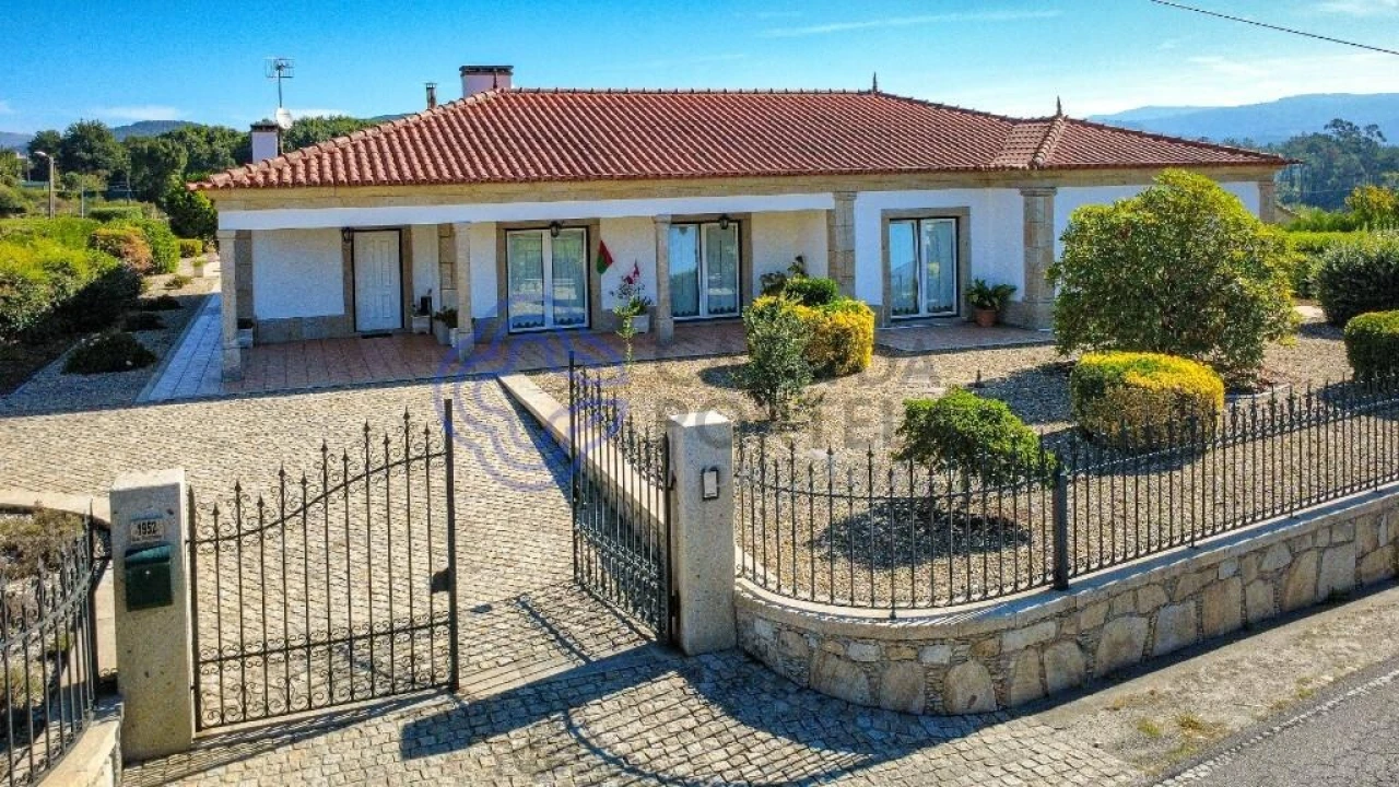 Moradia T5 para Venda em Mentrestido Foto 1