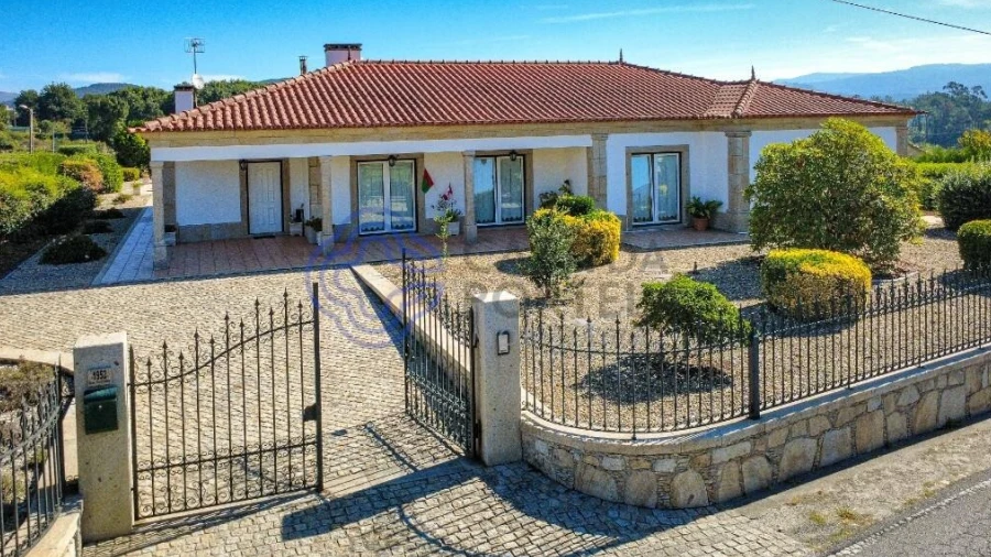 Moradia T5 para Venda em Mentrestido