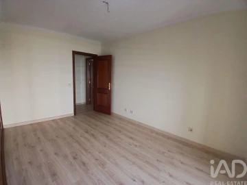 Apartamento T4 para Arrendamento em Faro (Sé e São Pedro)