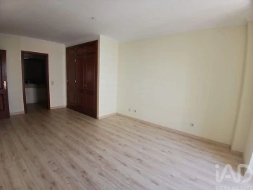 Apartamento T4 para Arrendamento em Faro (Sé e São Pedro)