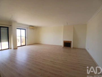 Apartamento T4 para Arrendamento em Faro (Sé e São Pedro)