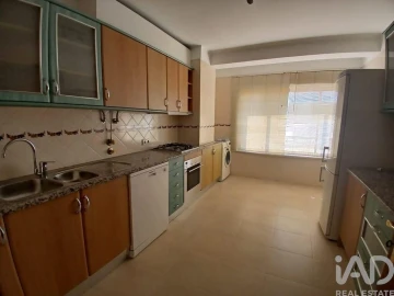 Apartamento T4 para Arrendamento em Faro (Sé e São Pedro)