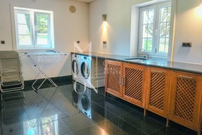Moradia T10 para Venda em Carcavelos e Parede