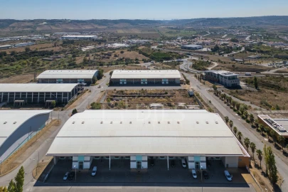 Armazém para Arrendamento em Santo Antão e São Julião do Tojal