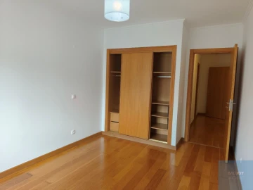 Apartamento T2 para Arrendamento em São Domingos de Rana