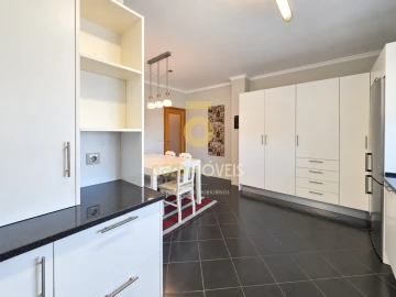 Apartamento T3 para Venda em Sobrado e Bairros