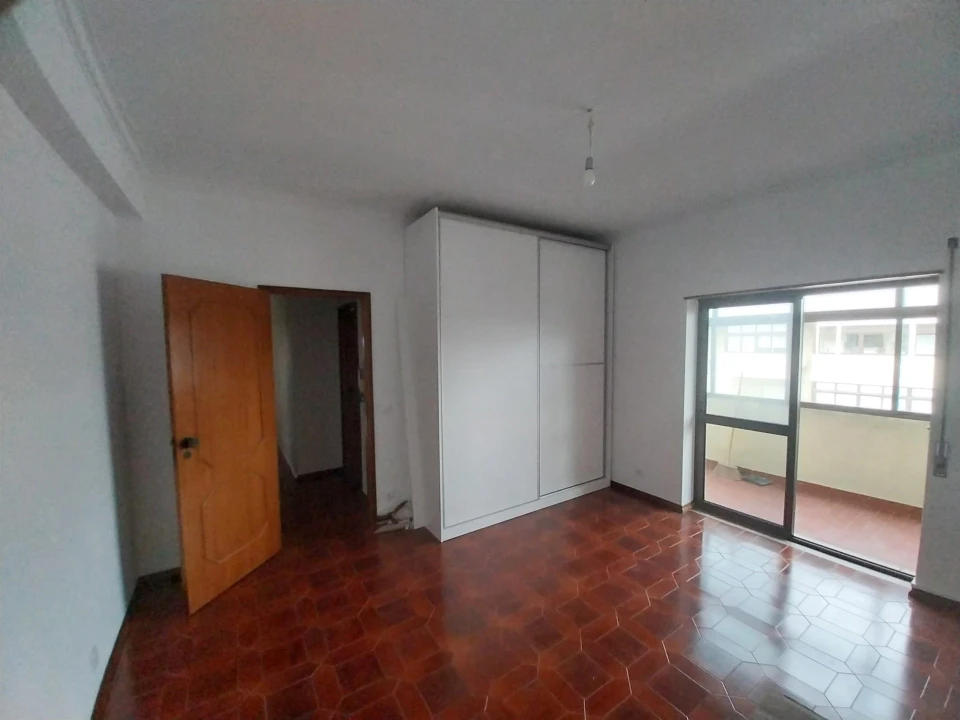 Apartamento T3 para Arrendamento em Santo Antonio dos Olivais Foto 5