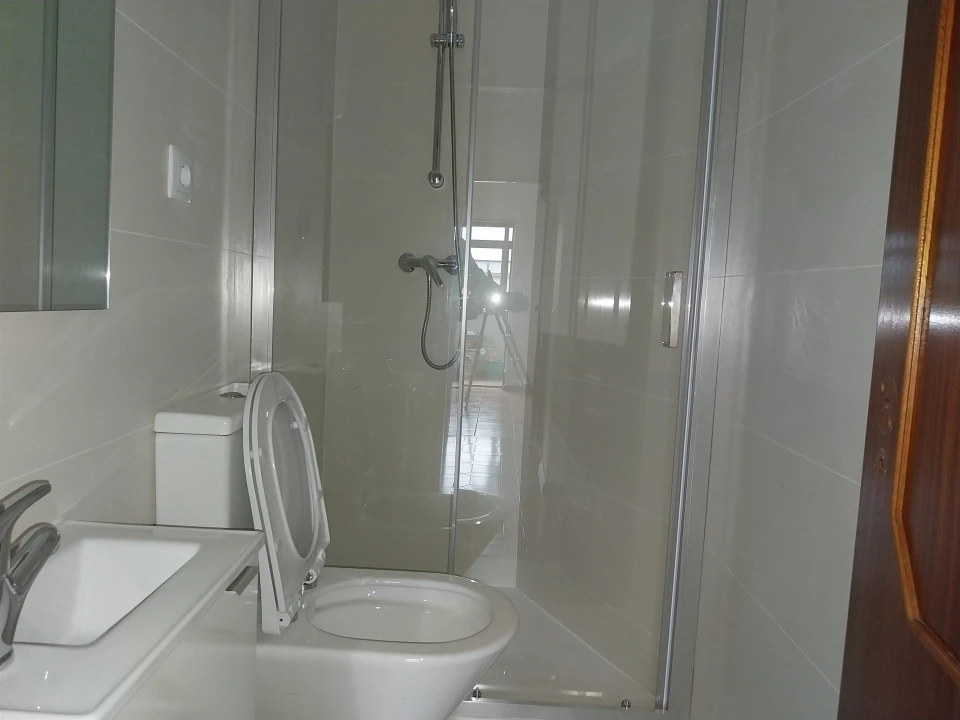 Apartamento T3 para Arrendamento em Santo Antonio dos Olivais Foto 9