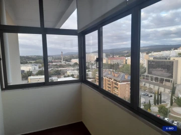Apartamento T3 para Arrendamento em Santo Antonio dos Olivais