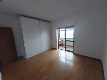 Apartamento T3 para Arrendamento em Santo Antonio dos Olivais