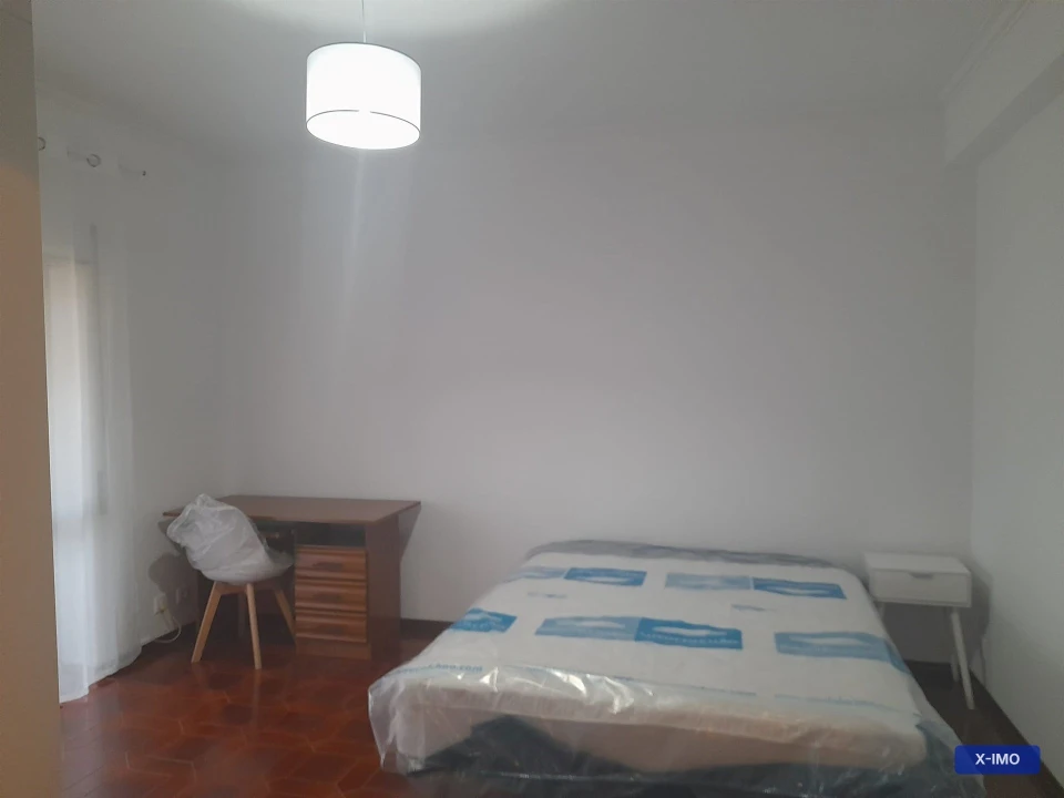 Apartamento T3 para Arrendamento em Santo Antonio dos Olivais Foto 13
