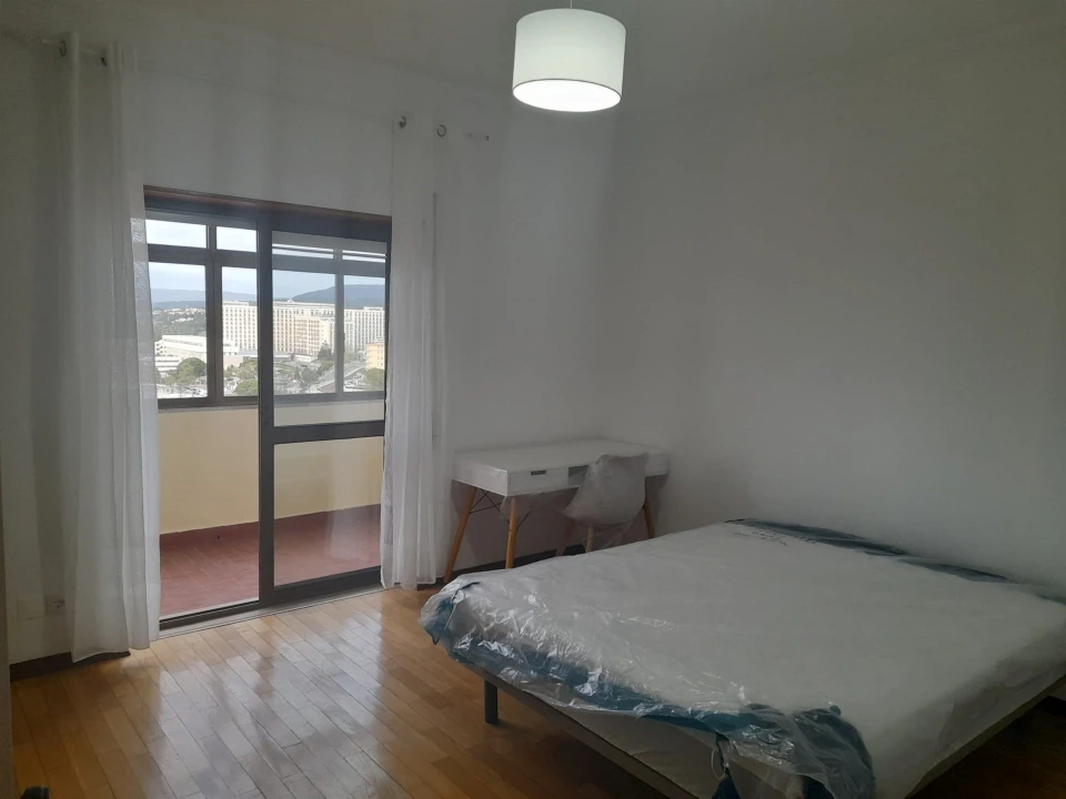 Apartamento T3 para Arrendamento em Santo Antonio dos Olivais Foto 11
