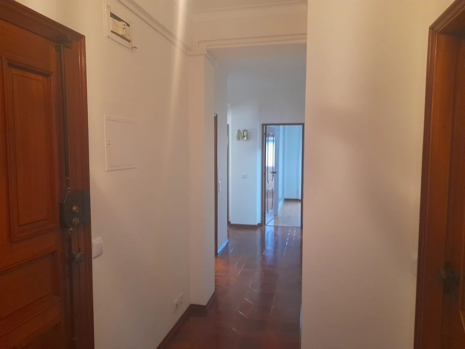 Apartamento T3 para Arrendamento em Santo Antonio dos Olivais Foto 4