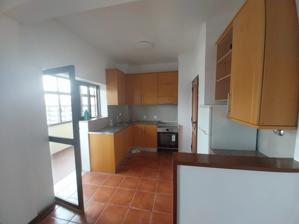 Apartamento T3 para Arrendamento em Santo Antonio dos Olivais Foto 2